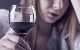 Почему от употребления вина болит голова