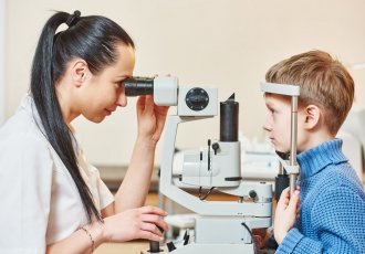 Причины появления астигматиза у детей и методы лечения болезни